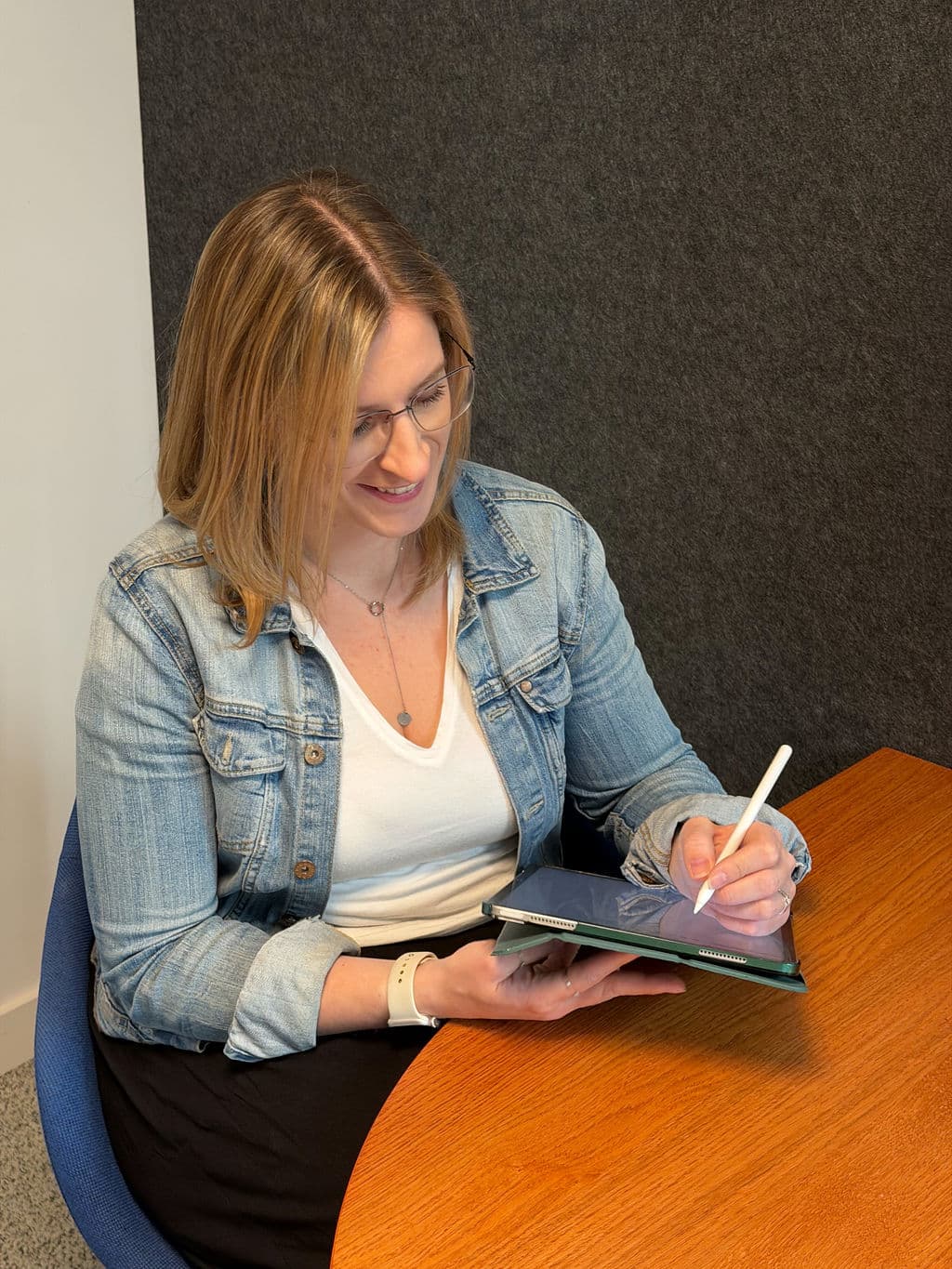 Carolin schreibt mit einem Stift auf ihrem Tablet